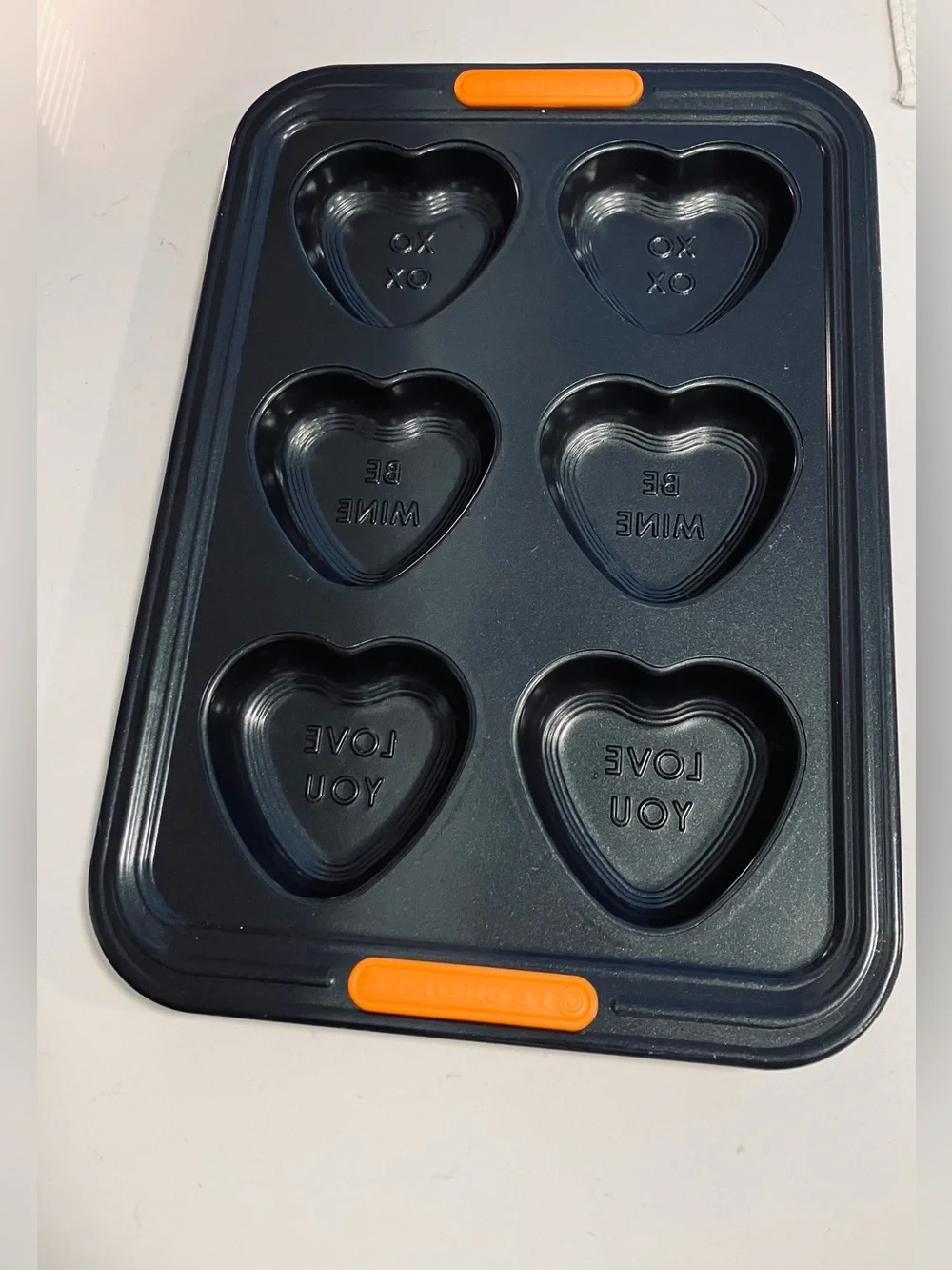 Le Creuset Conversation Heart Baking Tray 6 Cup Nonstick Valentines Bakeware